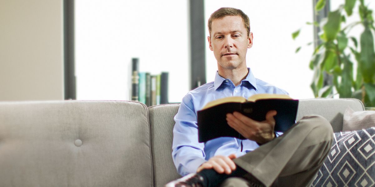 Muž si číta Bibliu