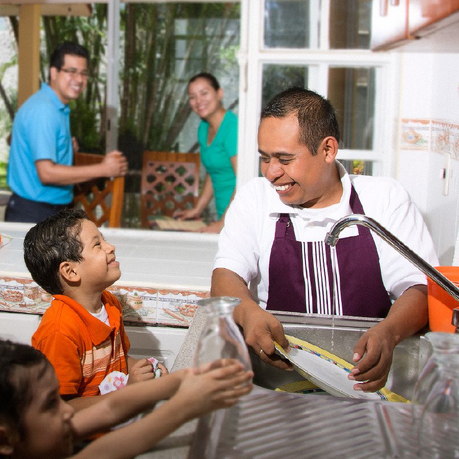 Josué umýva riady a teší sa zo spoločnosti mladej rodinky