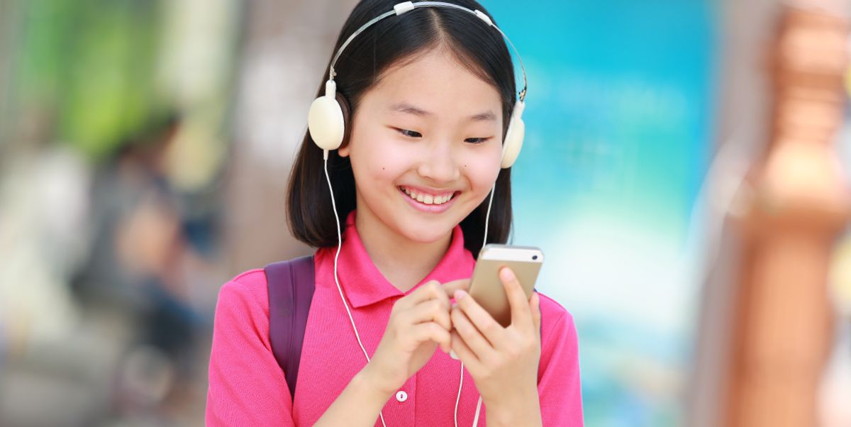 Dievča počúva hudbu z mobilu