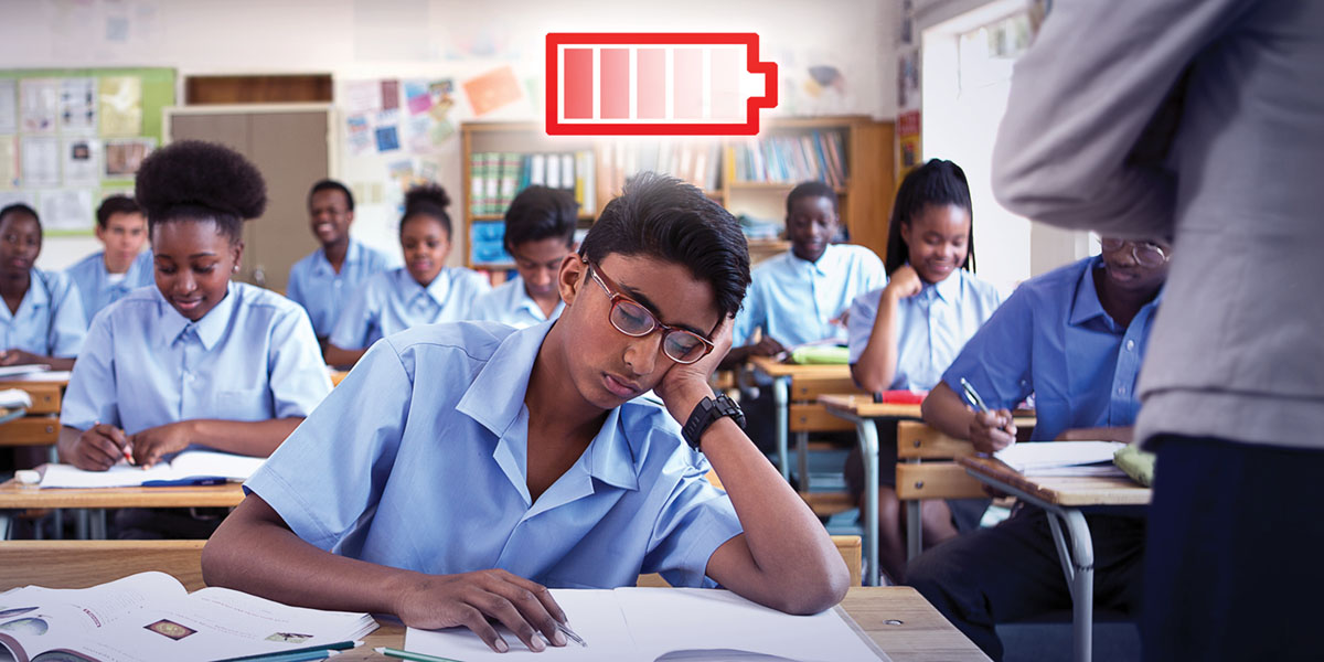 Nevyspatý študent zaspal počas vyučovania