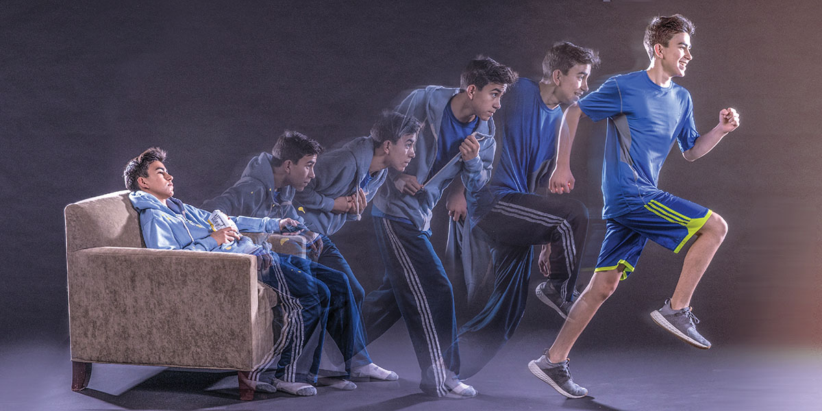 Chlapec vstáva z kresla a ide behať