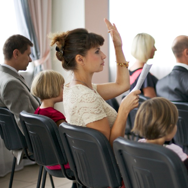 Jehovova svedkyňa sa zapája do programu zborového zhromaždenia