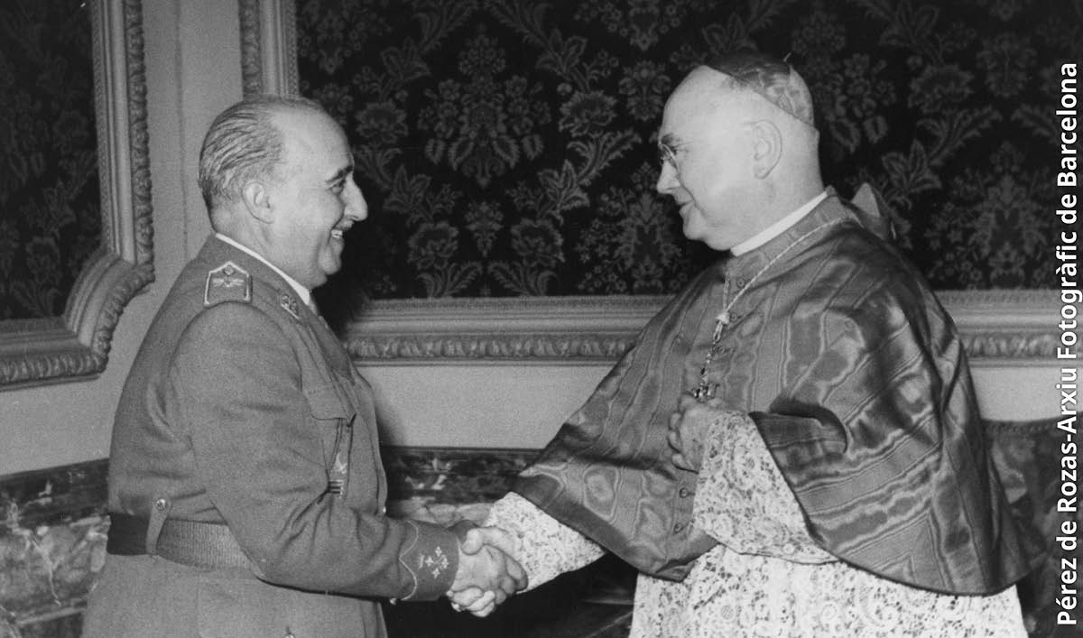 Francisco Franco si potriasa rukou s katolíckym kardinálom