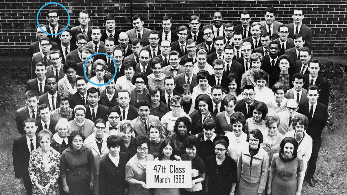 Dayrell a Susanne Sharpovci spolu s ostatnými absolventmi 47. triedy školy Gileád