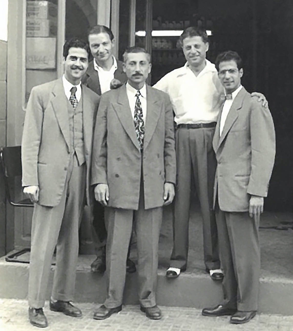 Milto a Philip Stavrouovci stoja s Nadžibom Salemom a ďalšími dvoma priateľmi pred Nadžibovou maliarskou dielňou