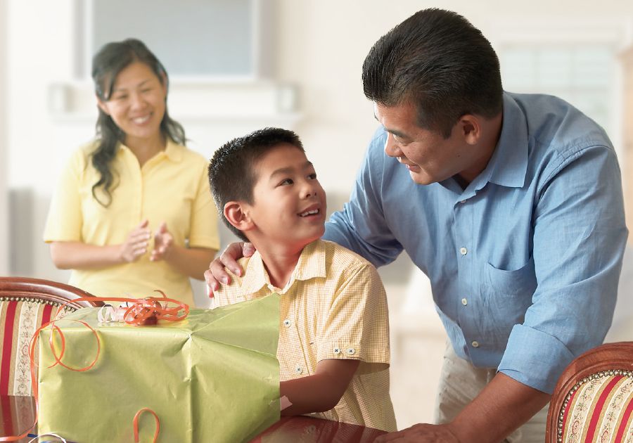 Rodičia dávajú svojmu synovi darček