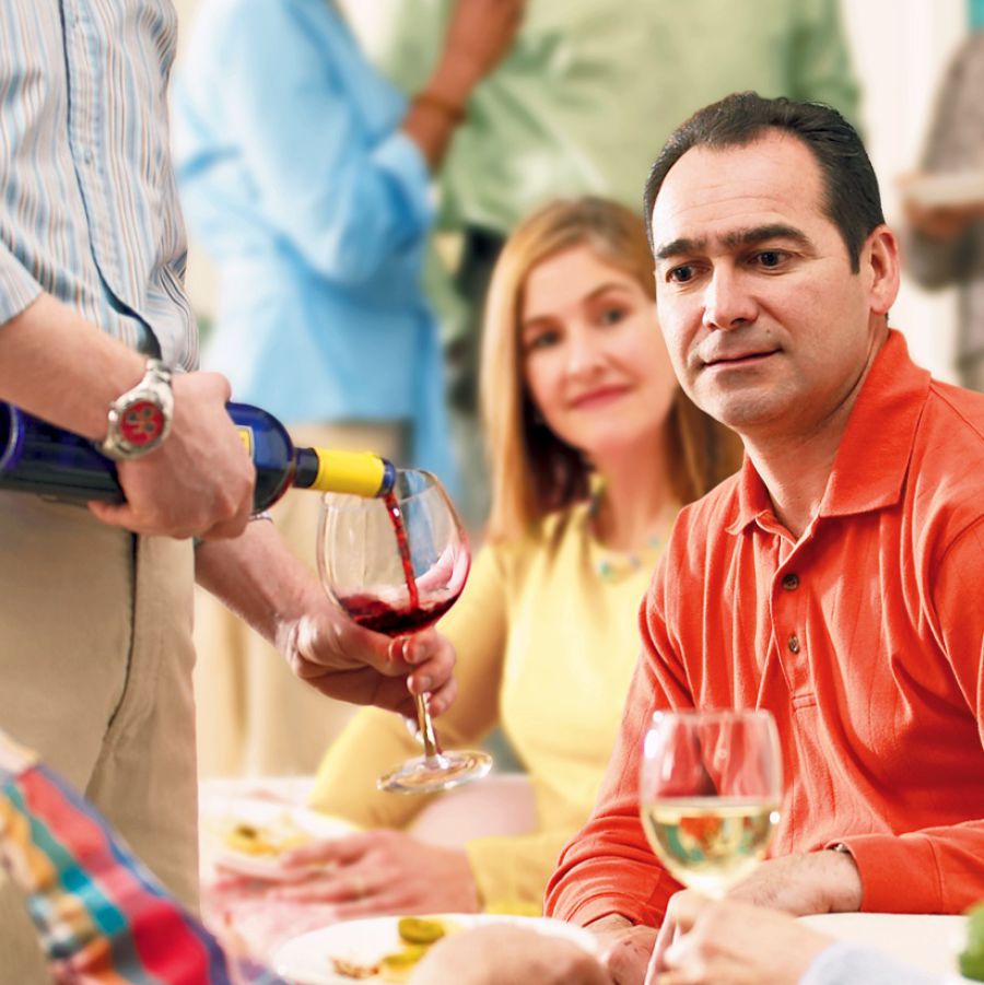 Brat uvažuje, či bude piť alkohol alebo nie