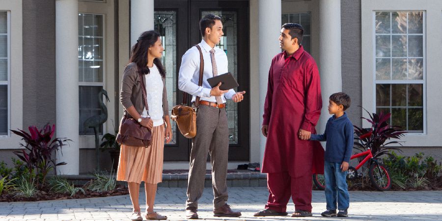 Manželská dvojica sa vo zvestovateľskej službe rozpráva s mužom, ktorý hovorí cudzím jazykom