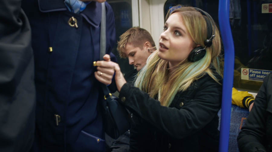 Záber z videa „Zlepšuj sa, aby si zažil radosť z robenia učeníkov – Klaď otázky“: Rose ponúka staršej panej miesto na sedenie v metre