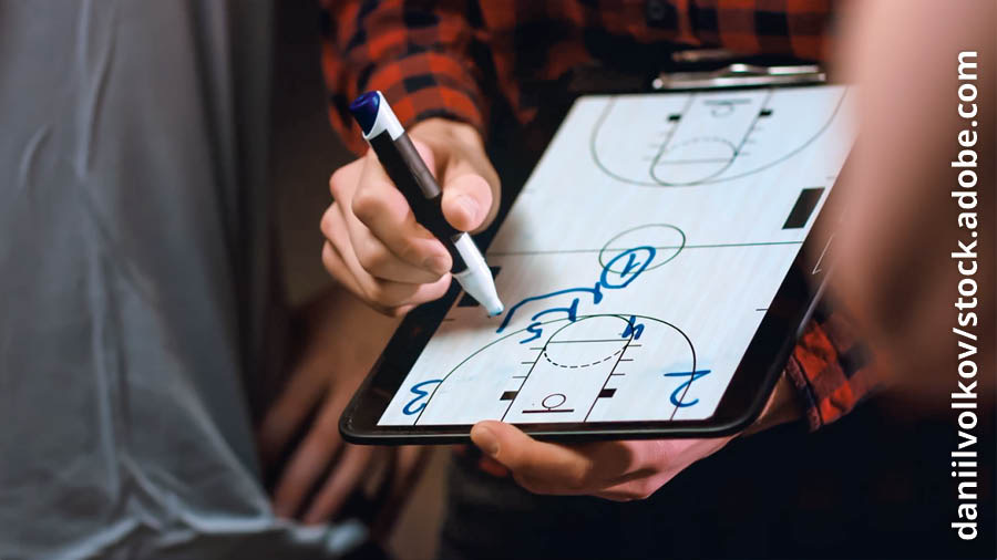 Scéna z videa Ako to vidia tínedžeri – Prečo by som sa mal rozprávať s rodičmi?: Tréner basketbalu kreslí plán hry a ukazuje ho hráčom v tíme