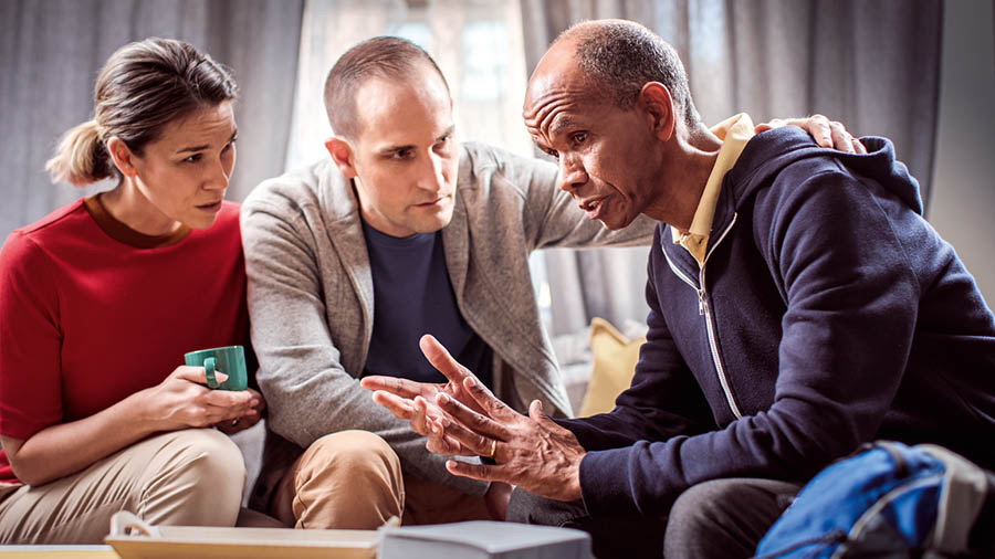 Manželia počúvajú brata, ktorého niečo trápi