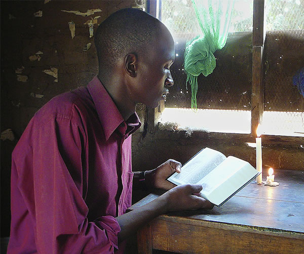 Muž si číta Bibliu