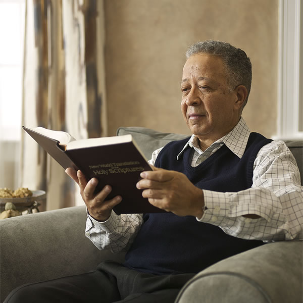 Muž si číta Bibliu