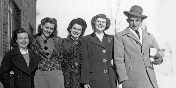 Mildred Olsonová so štyrmi spolužiakmi z Gileádu