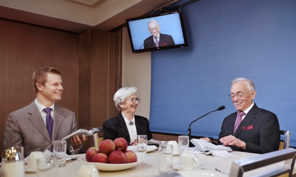 Kenneth Little vedie ranné uctievanie