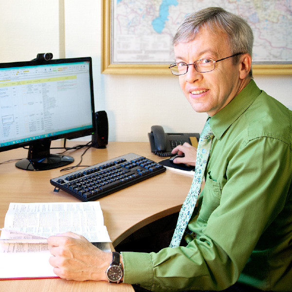 Matthew pri práci v pobočke