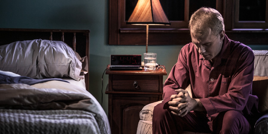 Muž sa modlí ešte pred svitaním