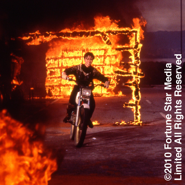 Mina Hungová-Godenziová v akčnom filme na motocykli