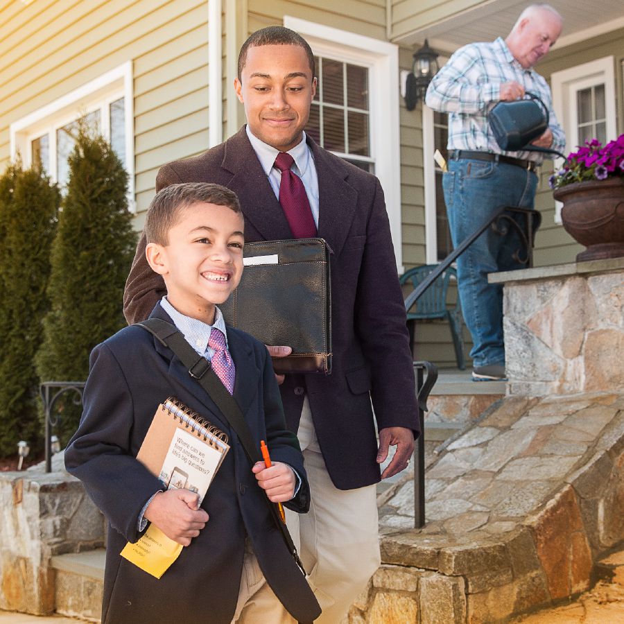 Otec so synčekom vo zvestovateľskej službe