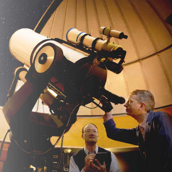 Astronóm pri teleskope