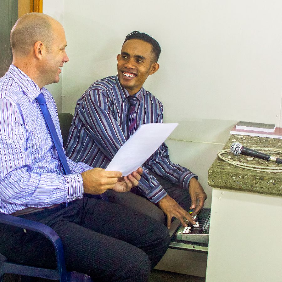 Benjamin sa rozpráva s miestnym bratom pri zvukovej aparatúre v sále Kráľovstva