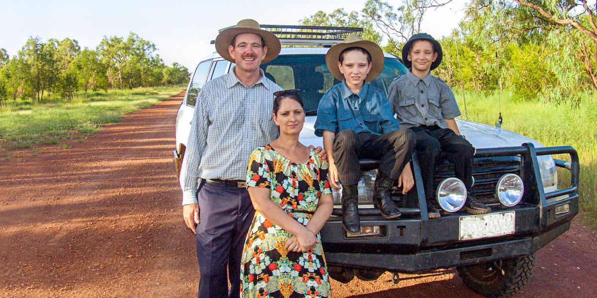 Burnett, Simone, Eston a Caleb