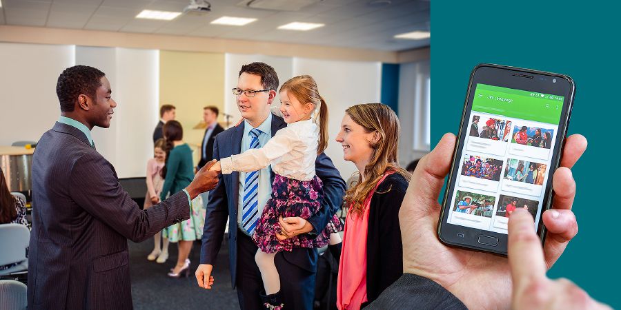 Rodina víta cudzinca v sále Kráľovstva