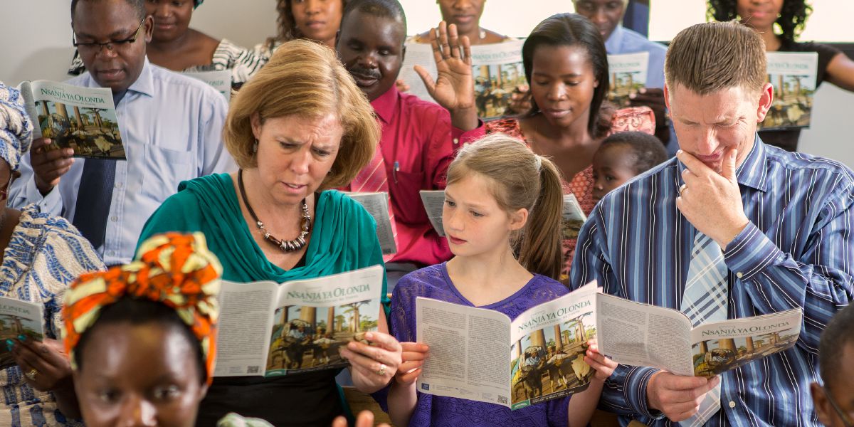 Rodina celkom nerozumie jazyku, v ktorom sa študuje Strážna veža na zhromaždení v cudzojazyčnom zbore