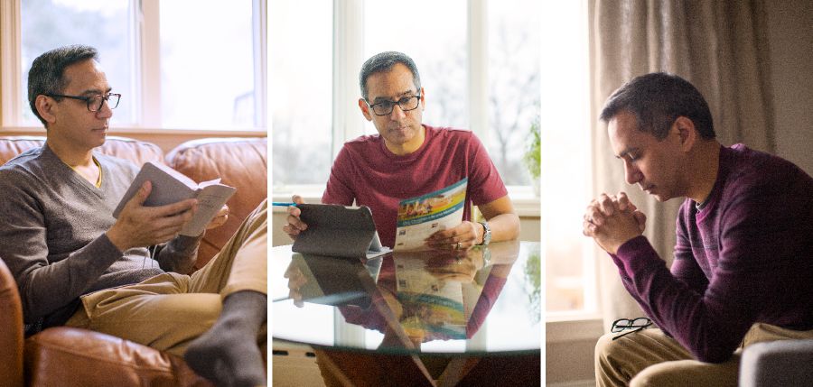 Brat si číta Bibliu, študuje biblickú publikáciu a modlí sa
