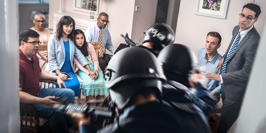 Na zhromaždenie v súkromnom dome vniká ozbrojená polícia