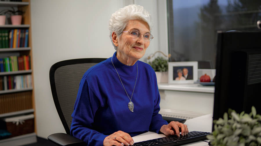 Lois Didurová pri práci v ukrajinskom Bételi