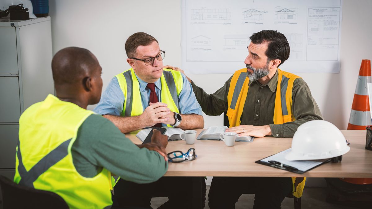 Neskôr prijíma láskavé biblické usmernenie od dvoch bratov, ktorí ten rozhovor počuli