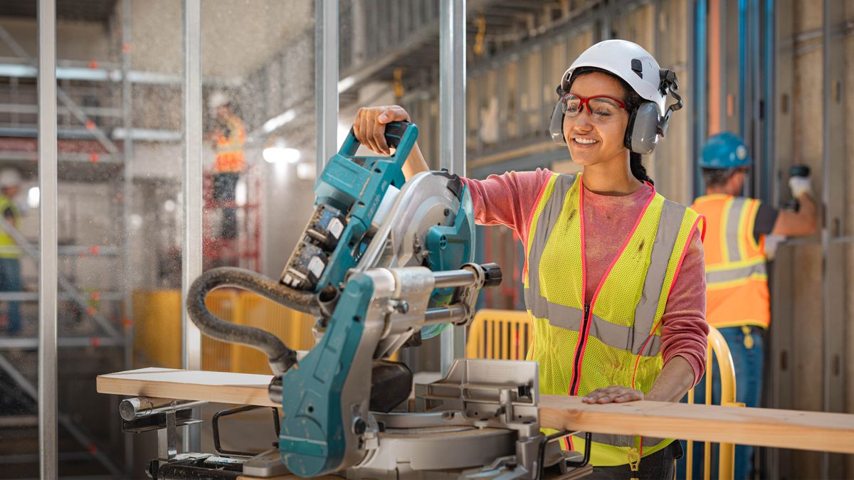 Tá istá sestra je na stavbe a pracuje s veľkou pílou