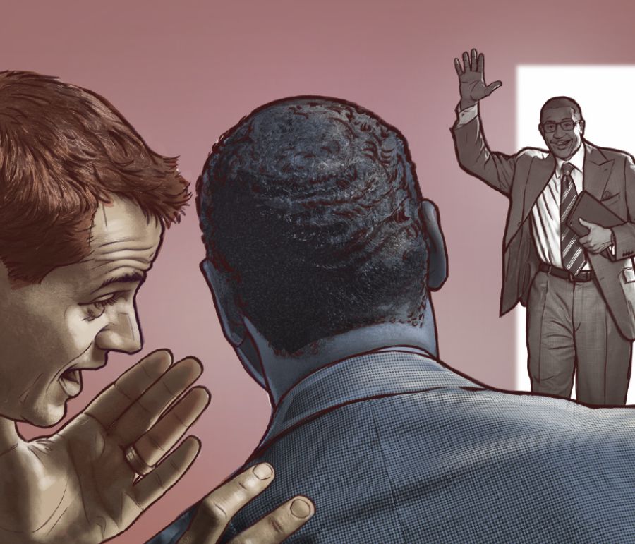 Dvaja muži si šepkajú, keď iný muž vchádza do miestnosti