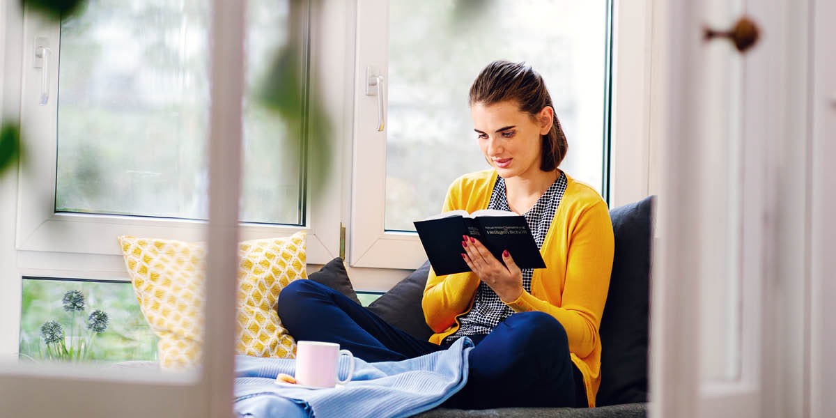 Mladá žena si číta Bibliu