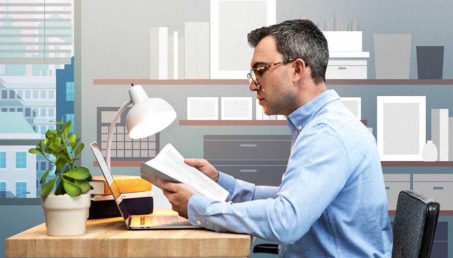 Ten istý muž si číta Bibliu a má otvorený notebook