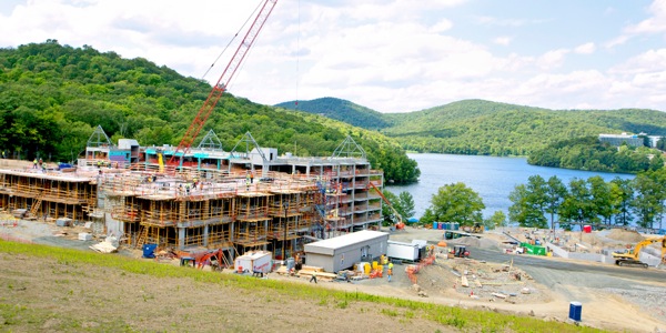 Celostránkový obrázok na stranách 10, 11