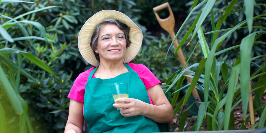 O se tinā matua o loo mālōlō mai i lana galuega i lana togālaau