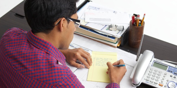 Murume ari kunyora pasi zvaari kuronga kuzoita