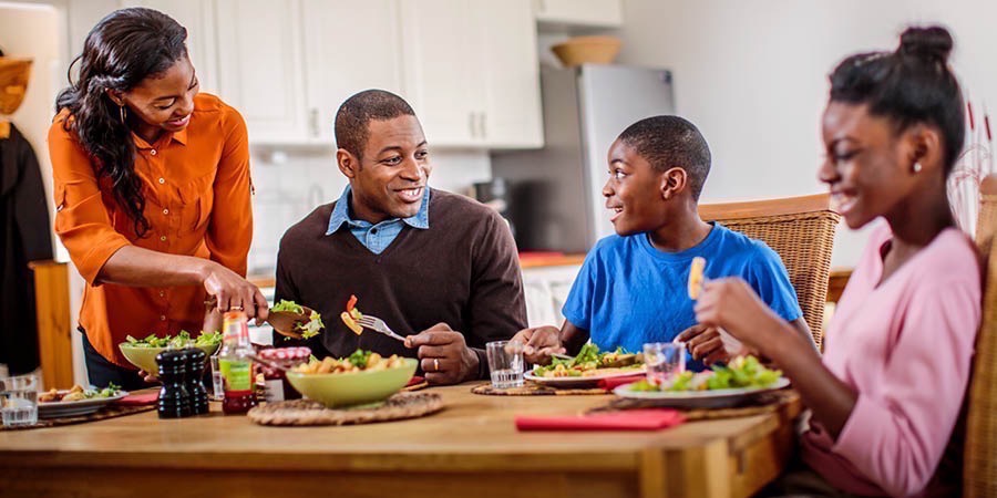 Mhuri iri kudya pamwe chete ichikurukura