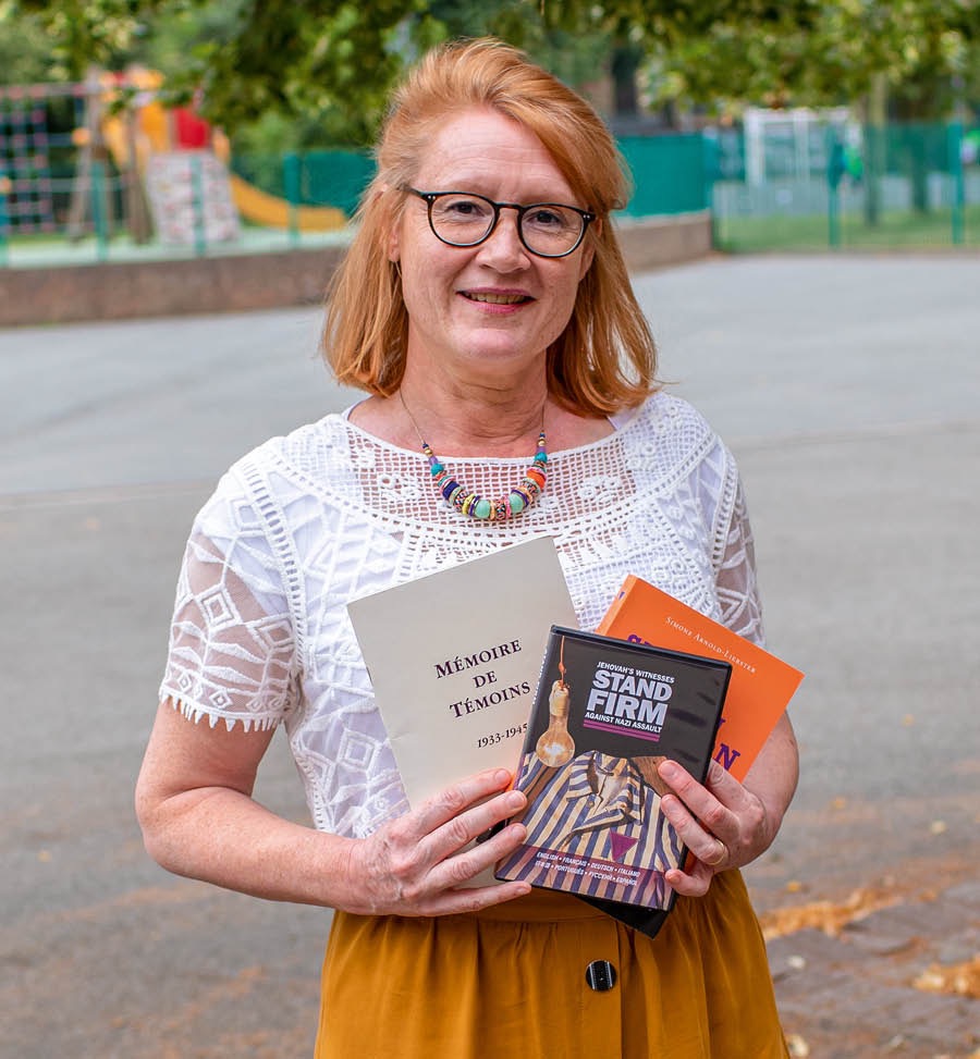 Maud akabata mabhuku matatu.