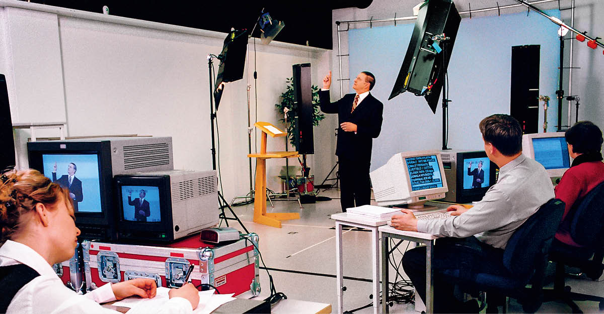 Tapani achisaina ari mustudio uye vhidhiyo ichirekodhwa. Vamwe vatatu, kusanganisira Maire, vari kutarisa zviri kubuda pamaTV.