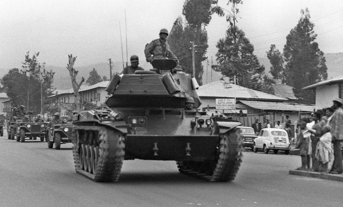 Masoja achityaira motokari dzehondo mumugwagwa kuEthiopia.