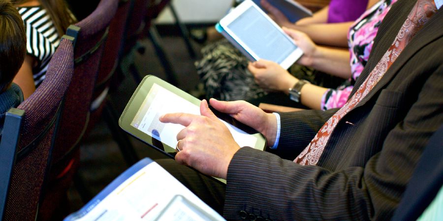 Zvapupu zvaJehovha zviri kuverenga pamatablet pamusangano weungano