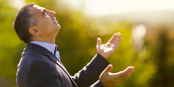 Murume akatarisa kudenga kuna Mwari