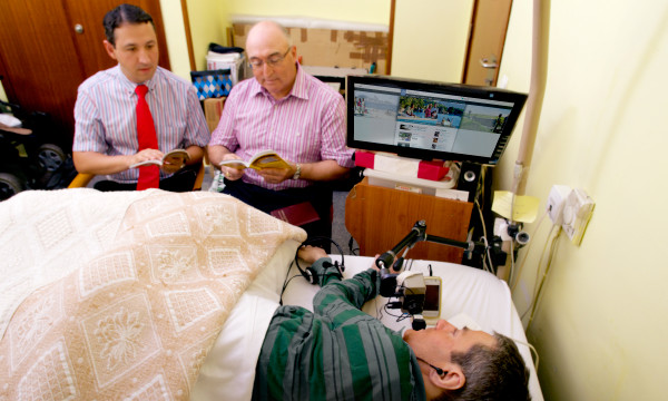 Félix Alarcón achishandisa jw.org pakudzidza nemumwe murume Bhaibheri