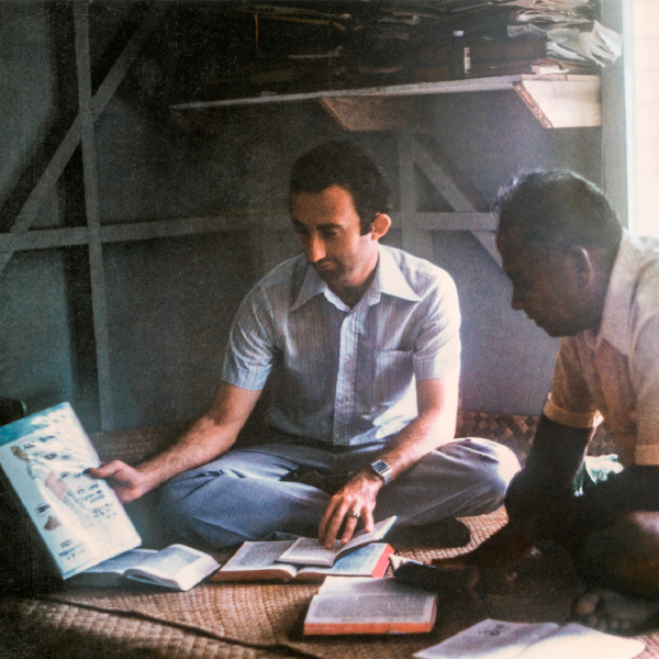 Geoffrey Jackson achidzidza nemunhu achishandisa mabhuku echiTuvaluan