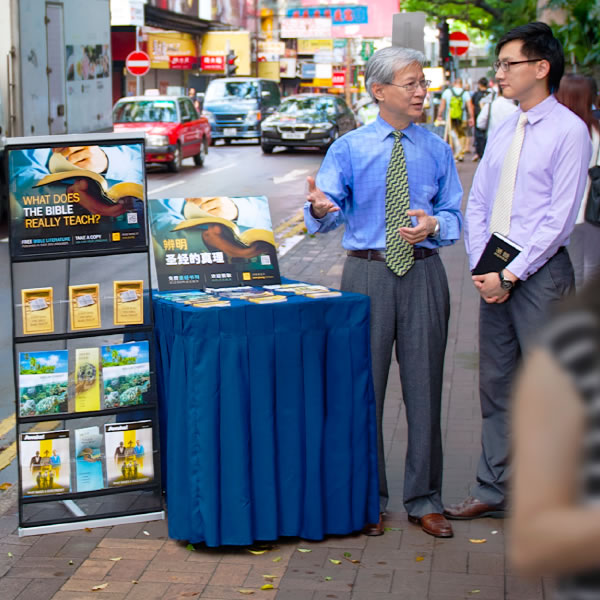 Mukuru ari kudzidzisa mushumiri anoshumira kuparidza munzvimbo inopfuura nevanhu vakawanda