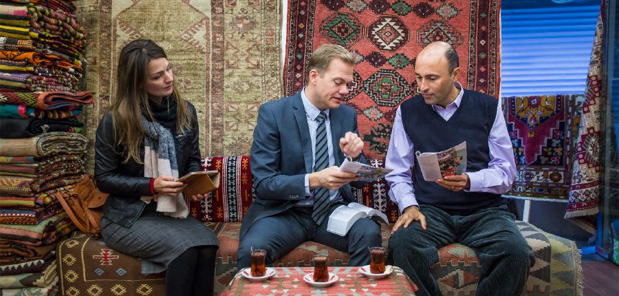 Steffen ari kuparidzira mumwe murume muchitoro chinotengesa makapeti