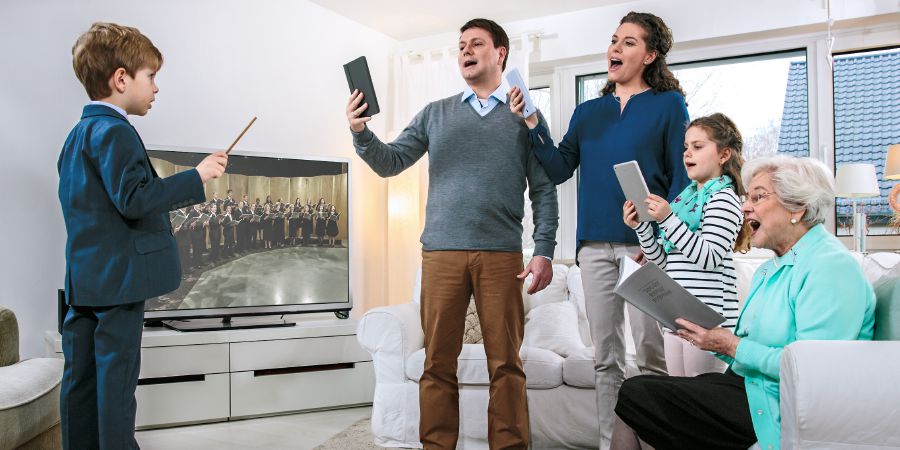 Mhuri iri kudzidzira nziyo paKunamata Kwemhuri